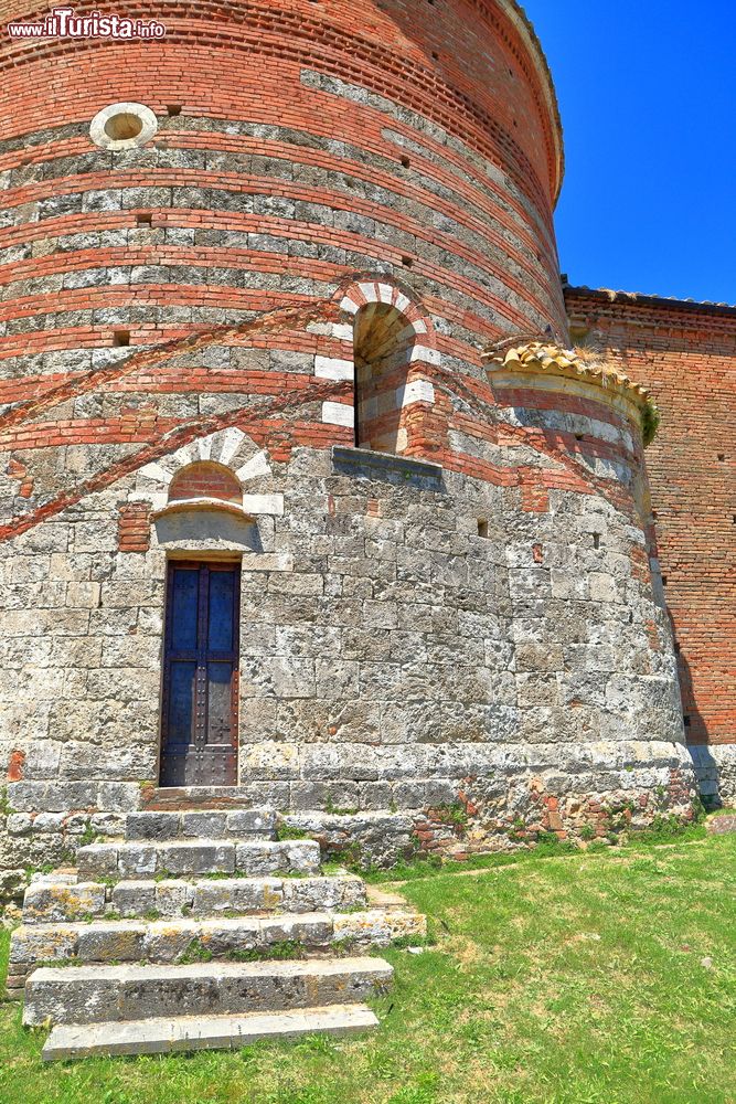 Immagine La costruzione dell’eremo di Montesiepi in veste ecclesiastica risale al 1185, ma successivi ingrandimenti e implementazioni furono effettuati nei secoli successivi.