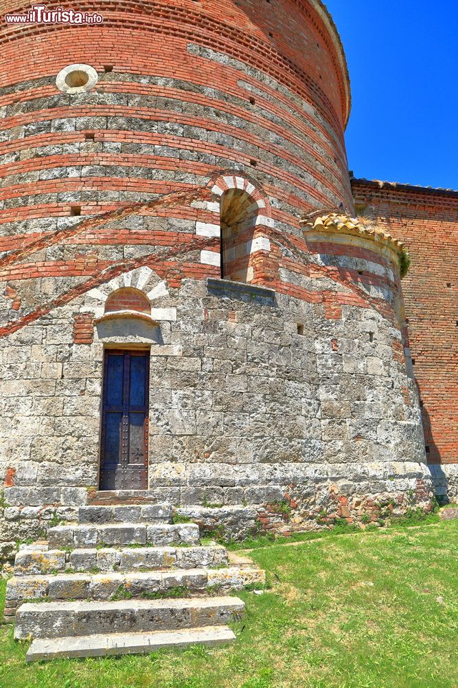 Immagine La costruzione dell’eremo di Montesiepi in veste ecclesiastica risale al 1185, ma successivi ingrandimenti e implementazioni furono effettuati nei secoli successivi.