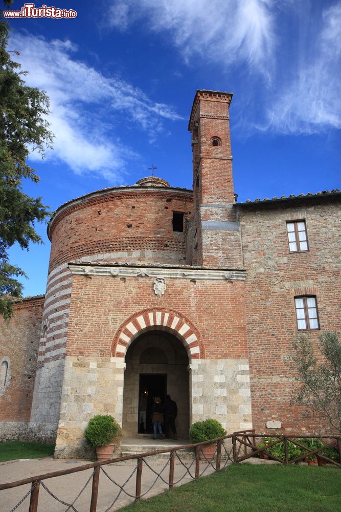 Immagine La cappella di San Galgano a Montesiepi (SI). L’eremo è a forma cilindrica ed è stato realizzatoprevalentemente in travertino e mattoni.