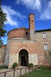 La cappella di San Galgano a Montesiepi (SI). L’eremo è a forma cilindrica ed è stato realizzatoprevalentemente in travertino e mattoni.