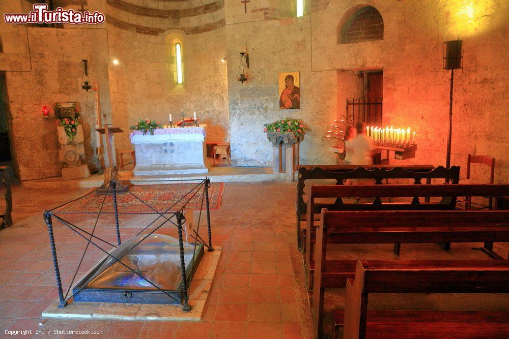 Immagine Nella cappella di San Galgano a Montesiepi è conservata la spada che, secondo la credenza popolare, Galgano Guidotti conficcò nella roccia come segno di rinuncia alla vita mondana - foto © Inu / Shutterstock.com