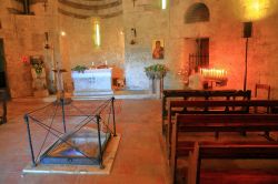 Nella cappella di San Galgano a Montesiepi è conservata la spada che, secondo la credenza popolare, Galgano Guidotti conficcò nella roccia come segno di rinuncia alla vita mondana ...