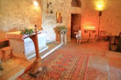Una turista in visita all'eremo di Montesiepi, uno dei luoghi religioso più significatoivi della provincia di Siena - foto © Inu / Shutterstock.com