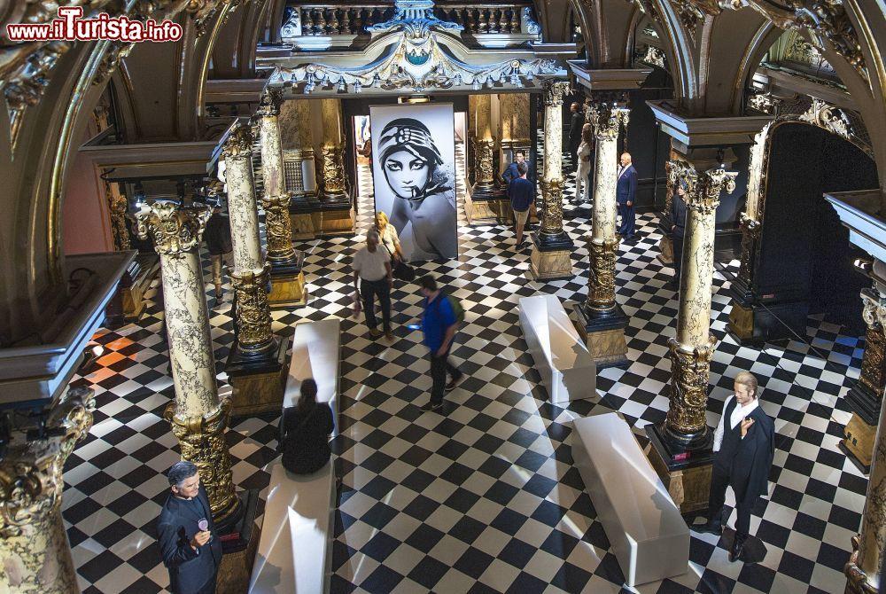 Immagine L'interno della sala della moda al Museo Grevin di Parigi, Francia. A impreziosire la sala sono gli elementi architettonici elaborati e la pavimentazione bianca e nera  - © Yuri Turkov / Shutterstock.com