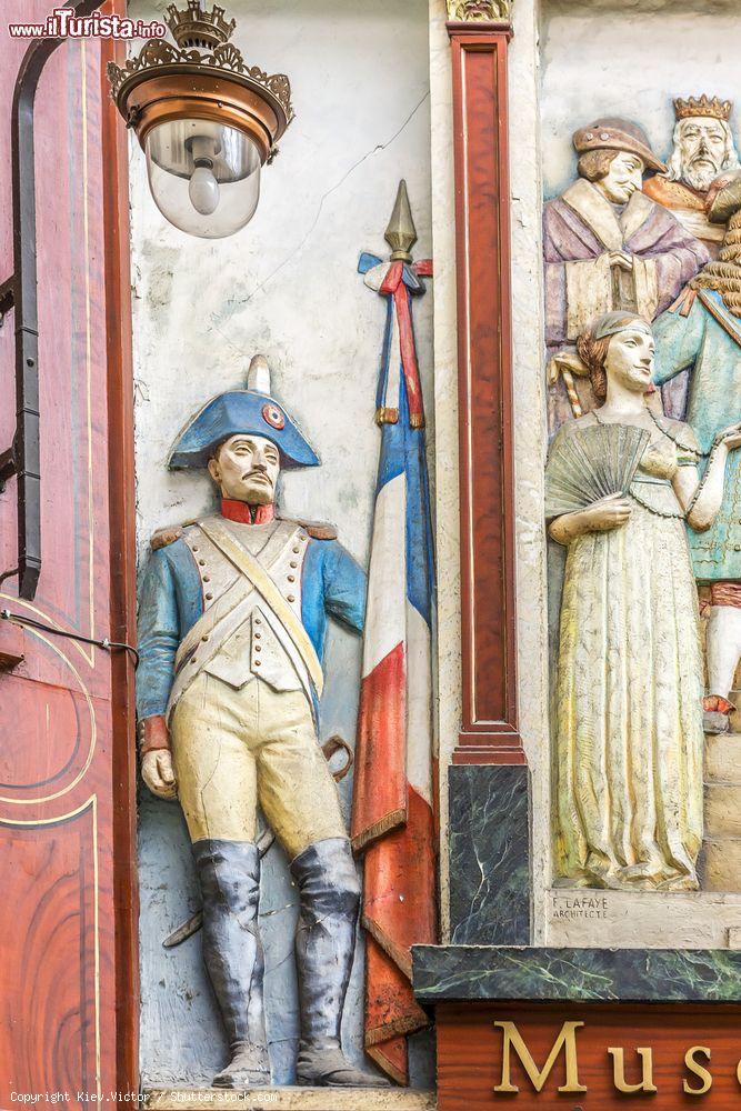 Immagine Un particolare delle decorazioni all'ingresso del Museo Grevin di Parigi, Francia. Il museo è ospitato nel celebre quartiere di Montmartre - © Kiev.Victor / Shutterstock.com