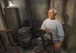 Pablo Picasso in una delle ambientazioni realizzate al Museo Grevin di Parigi, Francia - © Yuri Turkov / Shutterstock.com