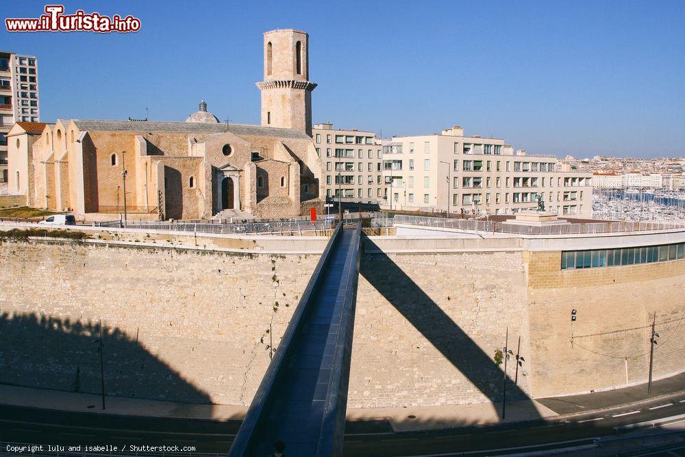 Immagine La passerella sospesa che collega il Fort Saint-Jean e il MuCEM (Museo delle Civiltà d’Europa e del Mediterraneo) a Marsiglia (Francia) - © lulu and isabelle / Shutterstock.com