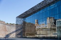 Il MuCEM (Museo delle Civiltà d’Europa e del Mediterraneo) di Marsiglia è stato progettato da Rudy Ricciotti e Roland Carta - © Paolo Querci / Shutterstock.com