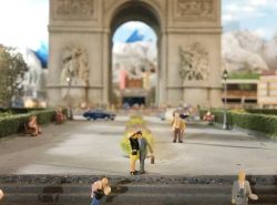 Washington Square Park e due innamorati ritratti nel plastico del Gulliver's Gate di New York - Foto © gulliversgate.com