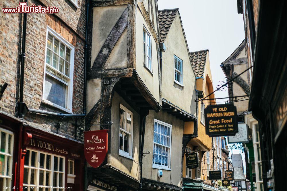 Immagine Antichi edifici lungo The Shambles, la strada più caratteristica del centro storico di York (Inghilterra) - foto © FotoGraphic / Shutterstock.com