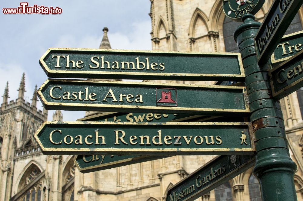 Immagine Cartelli turistici nel centro di York (Inghilterra) segnalano i principali punti d'interesse della città, tra cui The Shambles.