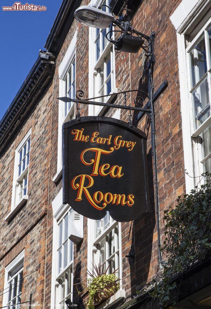 Immagine L'insegna della The Earl Grey Tea Rooms lungo The Shambles a York (Inghilterra) - foto © chrisdorney / Shutterstock.com