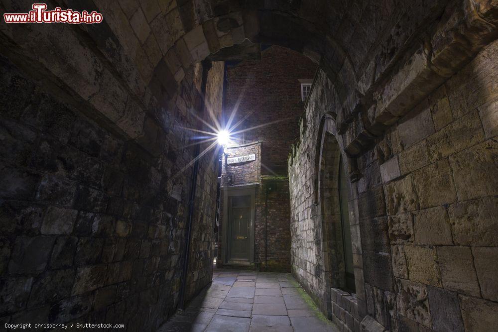 Immagine Un passaggio tra i vicoli del centro storico di York, città di 190.000 abitanti del North Yorkshire - foto © chrisdorney / Shutterstock.com