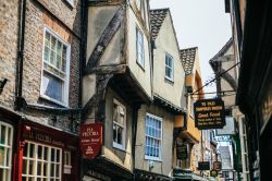 Antichi edifici lungo The Shambles, la strada più caratteristica del centro storico di York (Inghilterra) - foto © FotoGraphic / Shutterstock.com