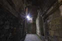 Un passaggio tra i vicoli del centro storico di York, città di 190.000 abitanti del North Yorkshire - foto © chrisdorney / Shutterstock.com