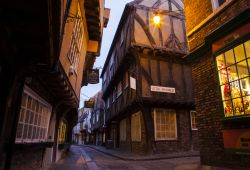 Nelle caratteristiche strade del centro di York, The Shambles, sono state ambientate alcune delle scene di Harry Potter a Diagon Alley - foto © chrisdorney / Shutterstock.com