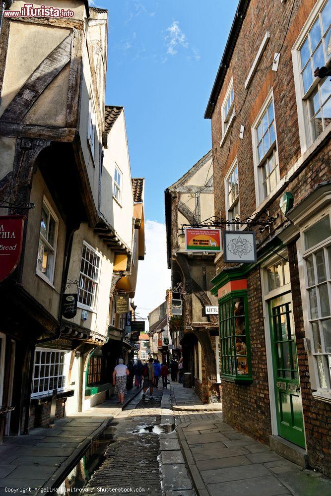 Immagine The Shambles a York, la via che ha ispirato J. K. Rowling per l'ambientazione di Diagon Alley di Harry Potter - © Angelina Dimitrova / Shutterstock.com