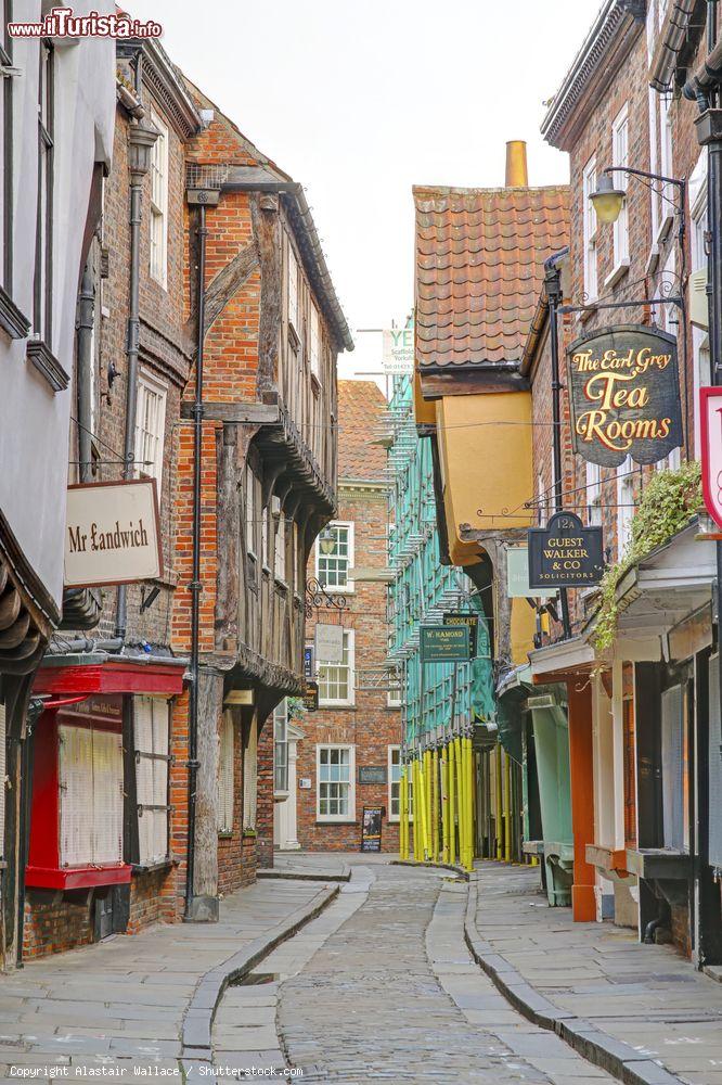 Immagine The Shambles, conosciuta anche con il nome di "The Great Flesh Shambles", è una via del centro storico di York (Inghilterra) - © Alastair Wallace / Shutterstock.com