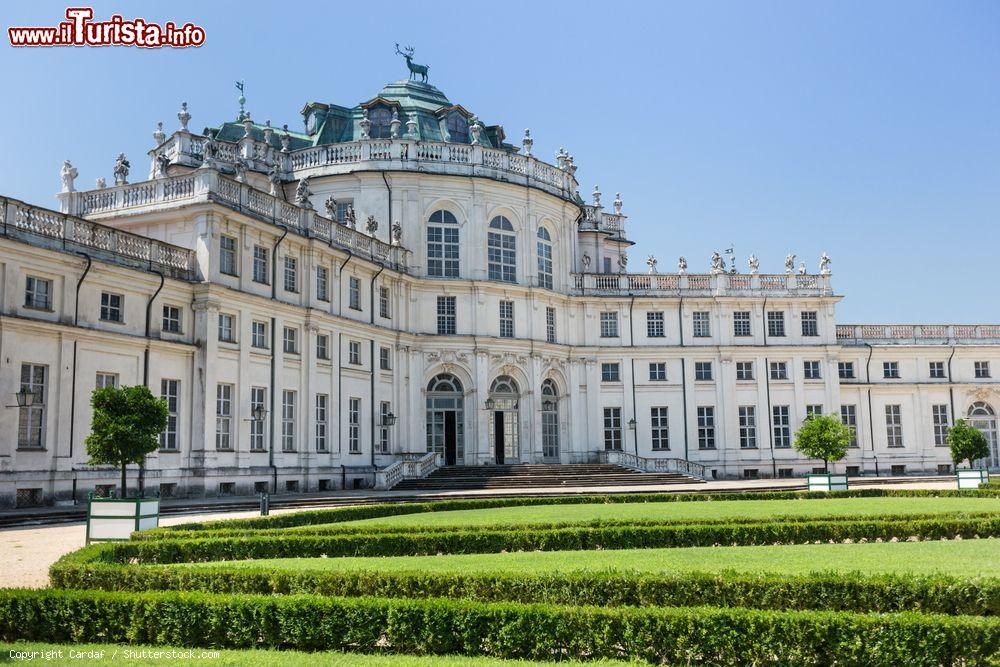 Immagine La Palazzina di Caccia di Stupinigi è dotata di un grande giardino e di una gigantesca tenuta di caccia, la quale si trova al di fuori del parco recintato - foto © Cardaf / Shutterstock.com