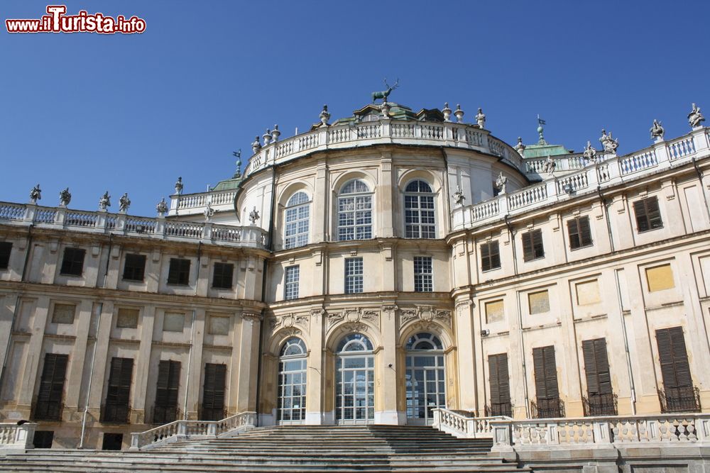 Immagine La scalinata della Palazzina di Caccia di Stupinigi (Torino), costruita nel XVIII secolo dalla famiglia dei Savoia. 