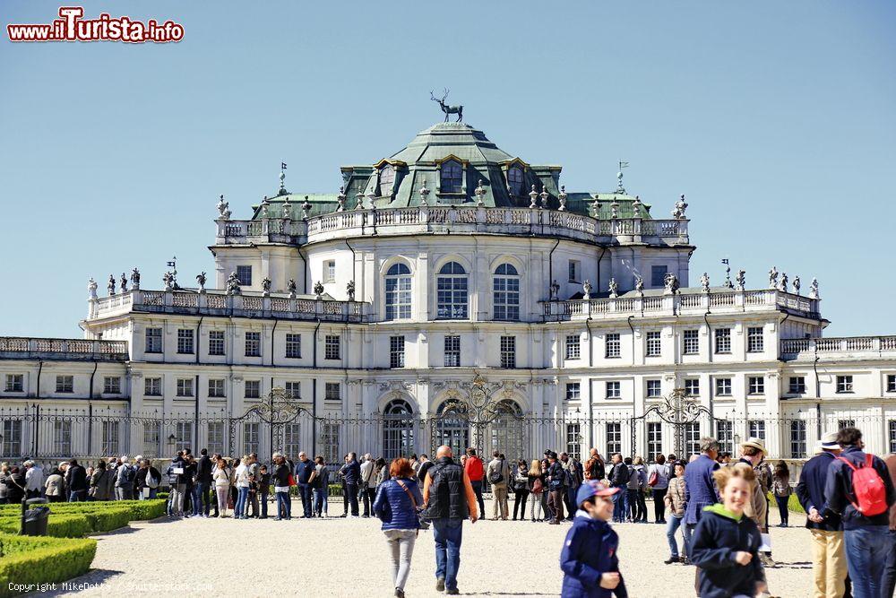 Immagine La Palazzina di Caccia di Stupinigi accoglie ogni anno oltre 10.000 visitatori. Il palazzo, appartenuto alla famiglia Savoia, è Patrimonio dell'Umanità dichiarato dall'UNESCO dal 1997 - foto © MikeDotta / Shutterstock.com