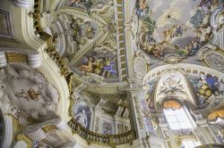 Particolare degli incredibili affreschi e dei balconi della volta superiore all'interno della Palazzina di caccia di Stupinigi - foto © Fabio Alcini / Shutterstock.com