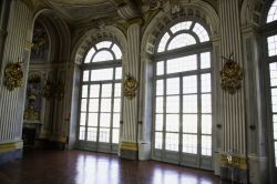 Le grandi finestre della Palazzina di Caccia di Stupinigi (Torino), costruita per ordine dei Savoia nel 1729 - foto © Fabio Alcini / Shutterstock.com