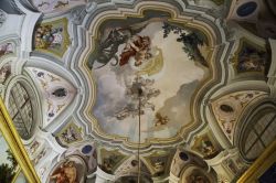 Un affresco della Palazzina di Caccia di Stupinigi. Oltre ad essere uno spazio museale, l'edificio è anche stato set cinematografico per molte fiction e film - foto © Fabio Alcini ...