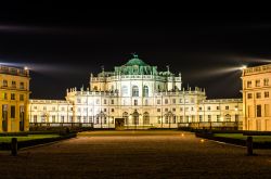 Immagine serale della Palazzina di Caccia di Stupinigi, in Piazza Principe Amedeo a Stupinigi (Nichelino), alle porte di Torino.