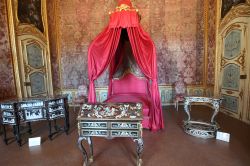 Una stanza all'interno della Palazzina di Caccia di Stupinigi, Torino. La visita all'edificio permette di scoprire gli appartamenti privati dela famiglia Reale dei Savoia - foto © ...