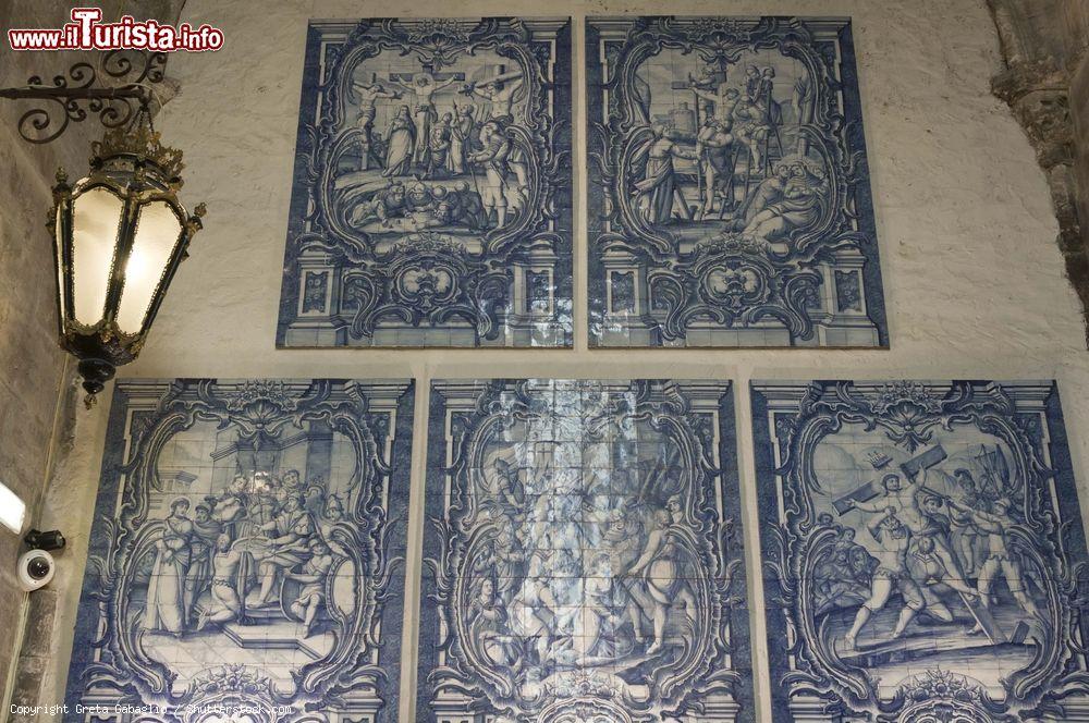 Immagine Azulejos all'interno del complesso museale delle "Rovine e del Museo Archeologico do Carmo" di Lisbona - foto © Greta Gabaglio / Shutterstock.com