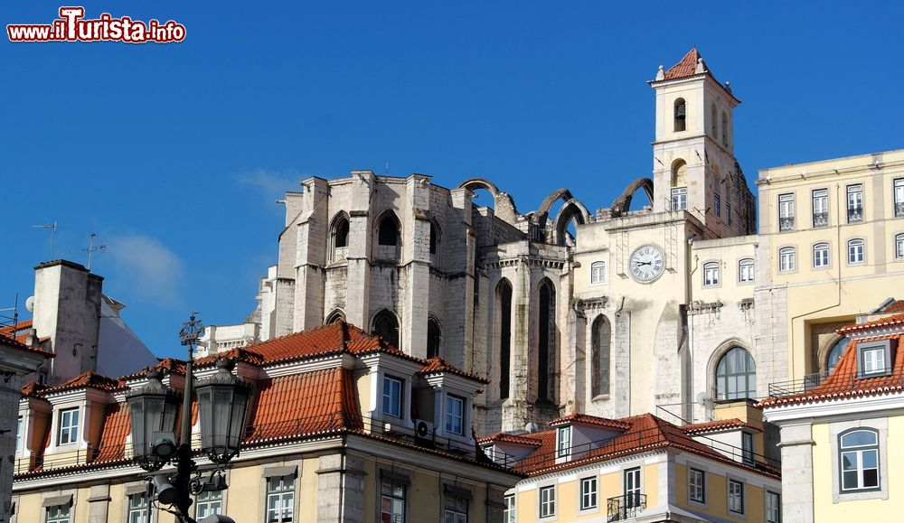 Immagine La Chiesa del Carmo (Igreja do Carmo) di Lisbona era considerata una delle più belle della città prima che il terremoto la distruggesse nel 1755.