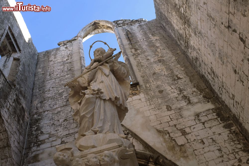Immagine Dettaglio di una statua all'interno del Convento do Carmo di Lisbona. Dopo il terremoto rimangono oggi solo alcuni elementi strutturali e decorativi dell'edificio.