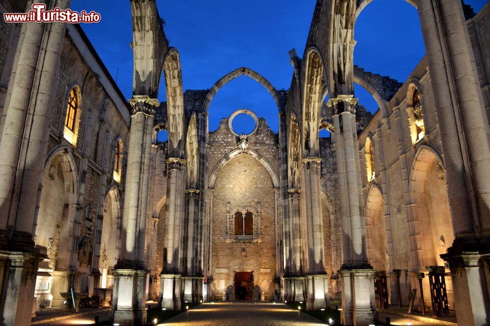 Immagine L'Igreja do Carmo è diventata un memoriale del terremoto. In fondo alla navata, dove si trovava un tempo l'altare, c'è l'ingresso del museo archeologico (Museu Arqueológico do Carmo).