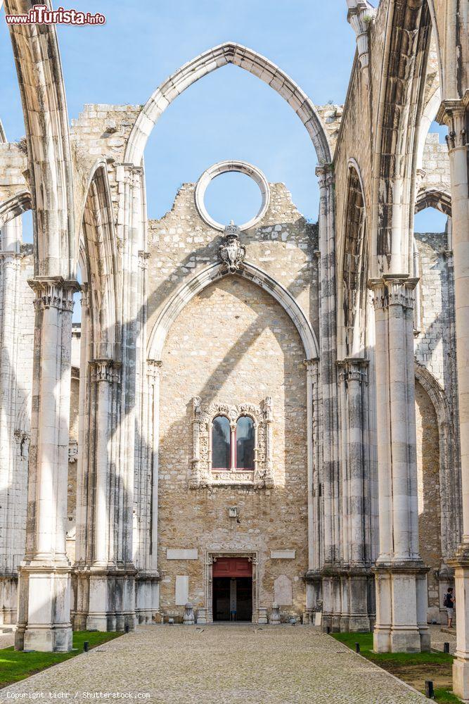 Immagine Il Convento do Carmo di Lisbona fu distrutto da una scossa di terremoto avente con ogni probabilità un'intensità di oltre 8 gradi della scala Richter - © tichr / Shutterstock.com