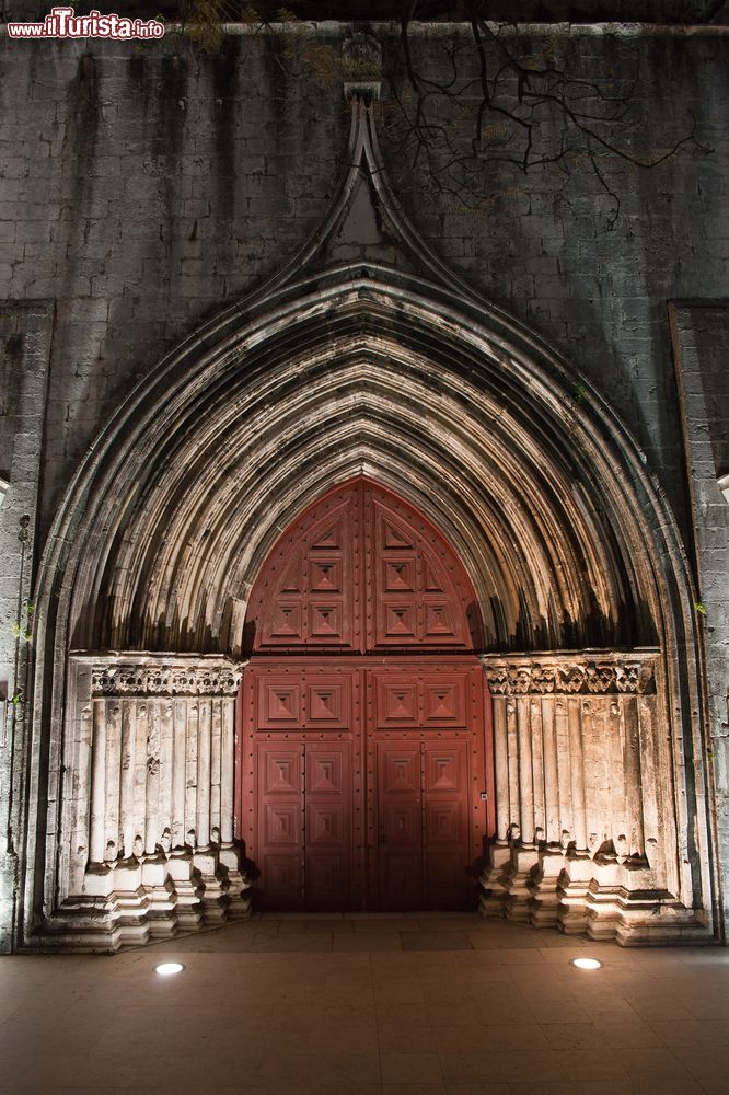 Immagine Il portale gotico dell'antico edificio del Convento do Carmo di Lisbona, costruito nel 1389 per volere di Nuno Alvares Pereira.