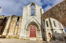 Qualche tentativo di ricostruire il Convento do Carmo di Lisbona in stile neogotico fu ompiuto fin dall'anno successivo al terremoto, ma nel 1834 i lavori furono definitivamente sospesi. ...