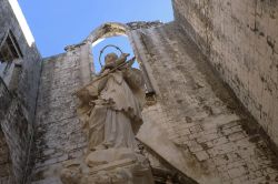 Dettaglio di una statua all'interno del Convento do Carmo di Lisbona. Dopo il terremoto rimangono oggi solo alcuni elementi strutturali e decorativi dell'edificio.