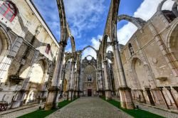 Il Convento do Carmo a Lisbona fu distrutto dal terremoto dl 1755. Oggi sono ancora visitabili le rovine della struttura.