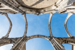 Il tetto del Convento do Carmo di Lisbona è crollato con il terremoto del 1755. Oggi i visitatori, entrandovi, possono vedere direttamente il cielo - foto © tichr / Shutterstock.com ...