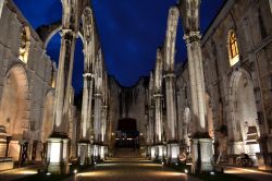 Illuminazione serale all'interno delle rovine del Convento do Carmo di Lisbona, distrutto dal terremoto del 1755.