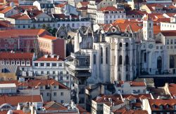 Le rovine del Convento do Carmo tra gli edifici moderni del centro storico di Lisbona (Portogallo).