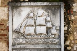 Pietre, lastre e frammenti di capitelli sono ciò che resta dell'antico patrimonio del Convento do Carmo di Lisbona dopo il terremoto del 1755 - foto © tichr / Shutterstock.com ...