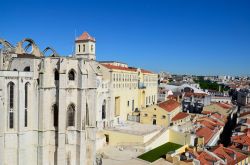 Le rovine del Convento do Carmo di Lisbona (Portogallo) viste dall'Elevador de Santa Justa, nel centro della capitale.