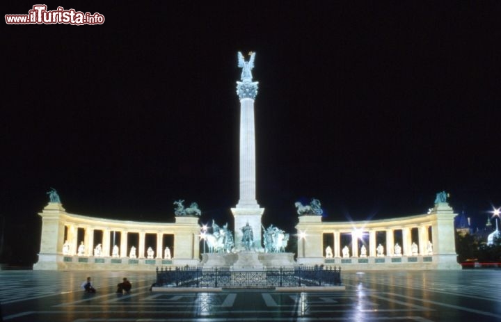 Budapest piazza degli eroi notturno