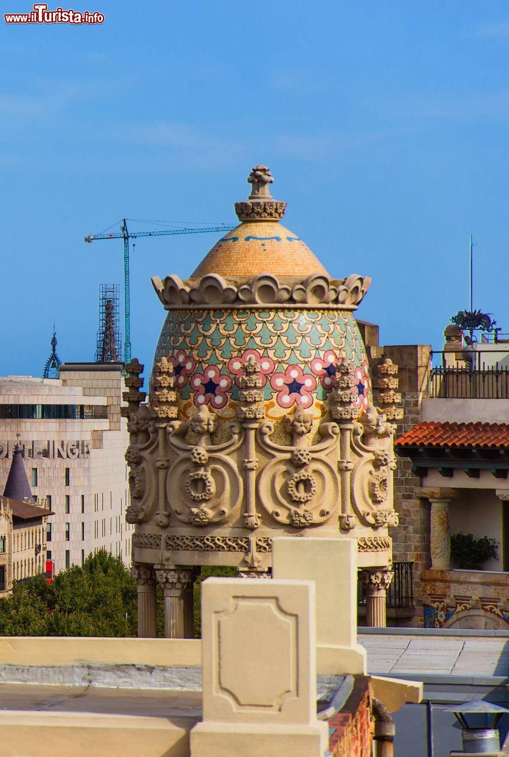 Immagine Barcellona, Spagna: il tempietto della Casa Lleó Morera nella Manzana de la Discordia, il celebre blocco di edifici del Passeig de Gracia - foto © Roman Babakin / Shutterstock.com