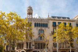 La Casa Lleó Morera è un edificio progettato dall'architetto modernista Lluis Domenech i Montaner sul Passeig de Gracia a Barcellona - foto © Yury Dmitrienko / Shutterstock.com ...