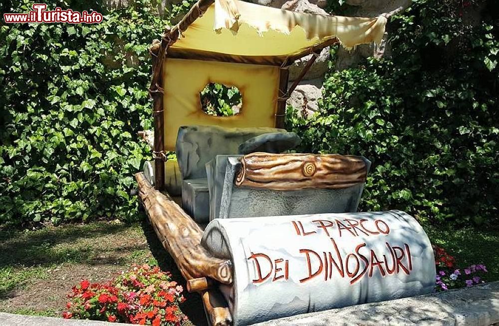 Immagine La macchina dei Flinstones dà il benvenuto al Parco dei Dinosauri di Castellana Grotte (Bari, Puglia). - © www.ilparcodeidinosauri.it