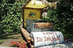 La macchina dei Flinstones dà il benvenuto al Parco dei Dinosauri di Castellana Grotte (Bari, Puglia). - © www.ilparcodeidinosauri.it