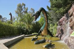 Il Parco dei Dinosauri di Castellana Grotte, in Puglia, è diviso per aree e tipologie di animali che abitavano la Terra: si va dai mammiferi ai dinosauri. - © www.ilparcodeidinosauri.it ...